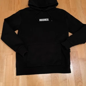 Hoodrich hoodie - Fet hoodrich hoodie i storlek M. Stilren o perfekt under vintern.  Priset kan diskuteras och hör gärna av er vid frågor!