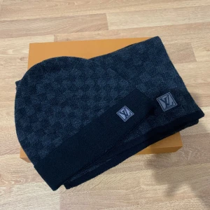 Louis Vuttion Beanie&Scarf - Louis vuttion set. Mössan och halsduken är i nyskick och är knappt använd. Priset kan självklart diskuteras!