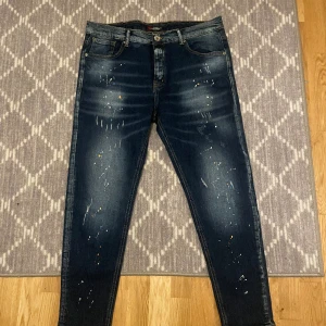Dsquared2 - Säljer mina äkta Dsquared2 Ibrahimovic jeans. Inga skador. Vid intresse skriv privat. QR kod finns inne i byxorna! Pris kan diskuteras vid snabbaffär. 