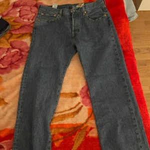 Levi Jeans - Orörd, bra skick. Original pris 1000kr. Säljer då den är för liten. Köparen löser frakt
