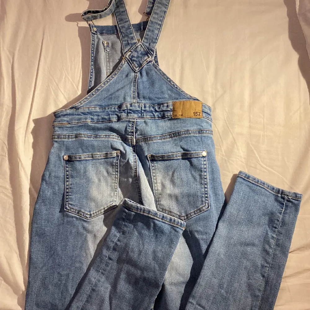 Jeans hängselbyxor från Lager157 💕bra kvalitet, storlek 160. Jeans & Byxor.