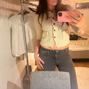 Beige stickad kofta med knappar - Jättefin och unik beige stickad kofta med fickor och knappar🐆🙏🏼