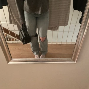 Jeans - Jätte fina jeans med hål i  Nypris:599kr 