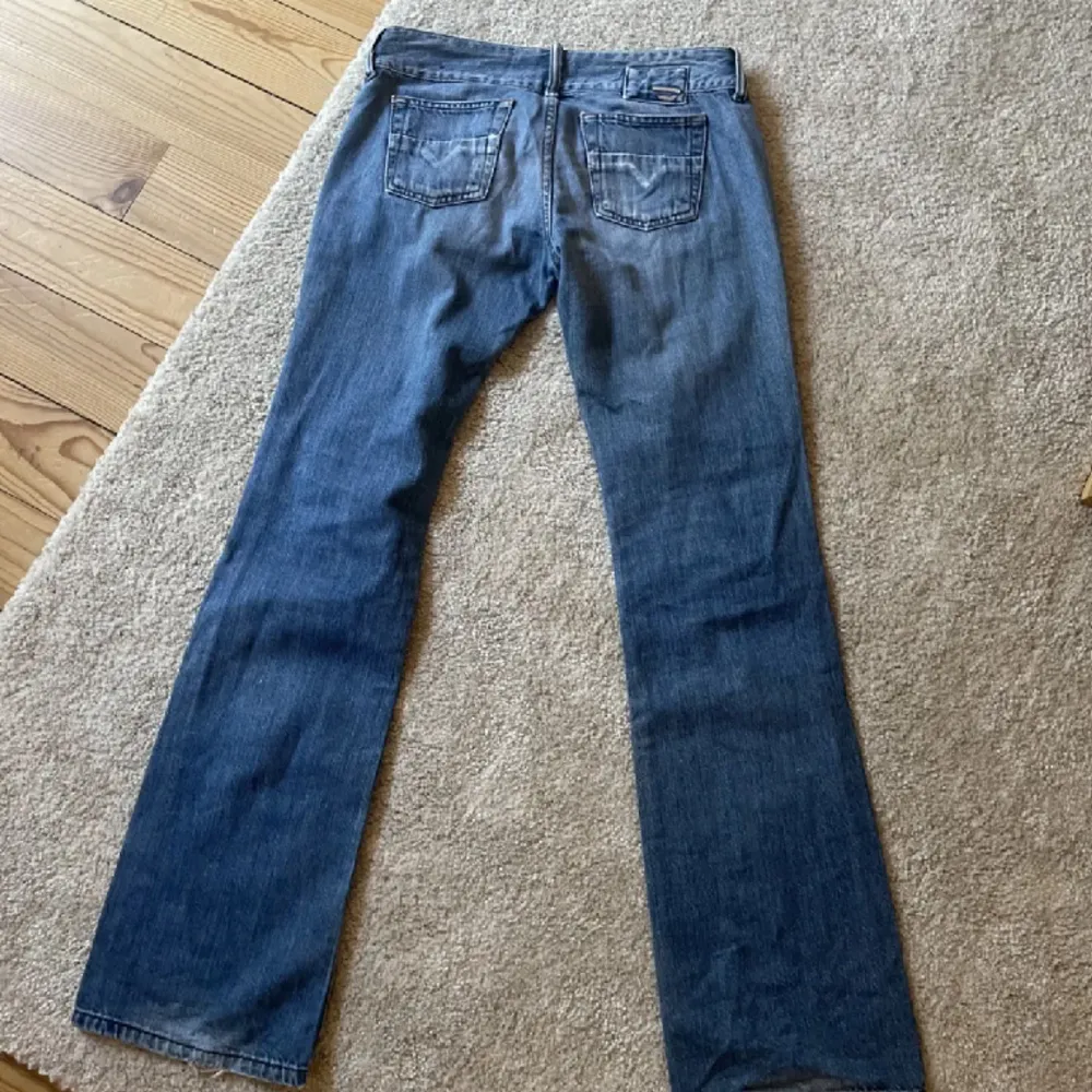 Supersnygga jeans passar mig osm är en 36. Jeans & Byxor.