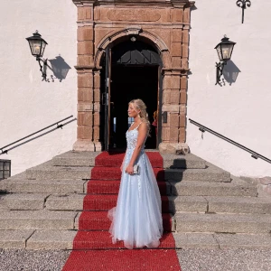 Balklänning  - Säljer min fina balklänning från Dressroom Linné i Göteborg. Köpt för 6000, använd en gång på min studentbal i sommras. Lite släp där bak, den är i en himmelsblå färg. Fint skick! Storlek 36, skulle säga att jag oftast har storlek 32-34 oftast.