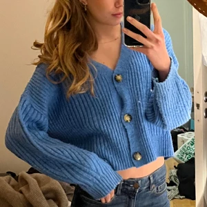 Stickad kofta - Säljer denna stickade vringade kofta, använd men i fint skick. I en fantastisk blå färg