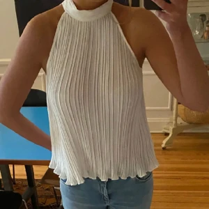 Söt zara topp  - Första bilden är lånad 💕💕Öppen rygg, Använd ca 2 gånger typ, säljer pga inte kommer till användning, storlek XS passar även S 💕 tryck gärna på köp nu knappen 