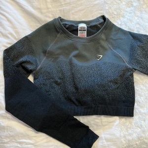 Gymshark crop top - Oanvänd men har tyvärr inte lappen kvar. Lite tjockare högkvalite-material och ger även lite stöd tycker jag 🦋 Har lite ”scrunch” på ryggen 💕