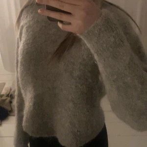 Stickad tröja🤍 - Jättefin stickad tröja från cos som bara använts några få gånger🤍🤍🤍