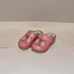 Träskor - Rosa träskor från Äkta dalarhemslöjd Strl 27 (17 cm)