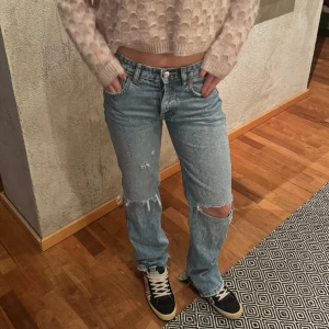 Håliga jeans - Såå snygga jeans med hål i😍Unika och perfekta till sommaren. Har även slits innåt på foten vilket man kan se på första bilden🩷
