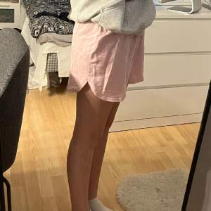 Rosa shorts, änvänder inte längre så därför säljs dom, lite stora i storleken 