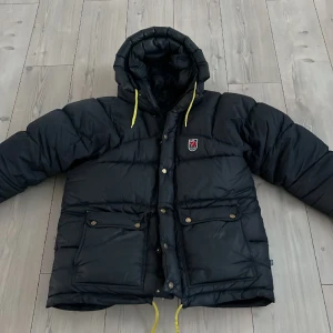 Fjällräven jacka  - Galet snygg och eftertraktad fjällräven jacka i bra skick! Finns ett litet hål går lätt o fixa, I nacken står de xxs men den sitter som Xs/S mer