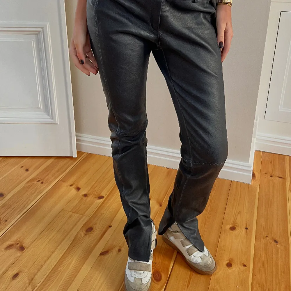 Så snygga skinnbyxor med as coola sömmar! Nypris 326€! . Jeans & Byxor.