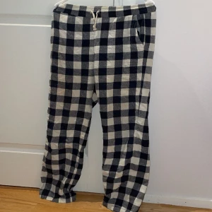 svartvita sköna pyjamasbyxor - storlek 158/164, bra skick, korta snören