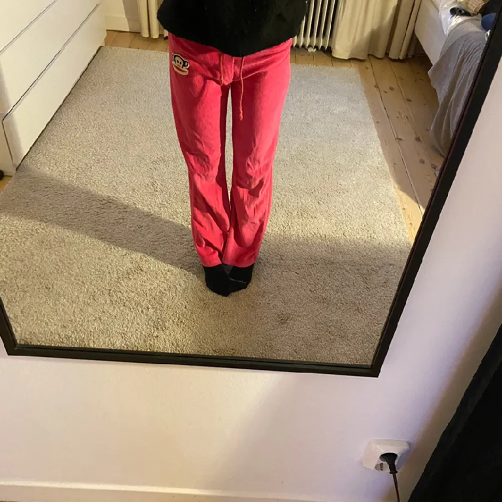 Jätte coola rosa lågmidjade mjukisbyxor, liknande y2k stilen . Jeans & Byxor.