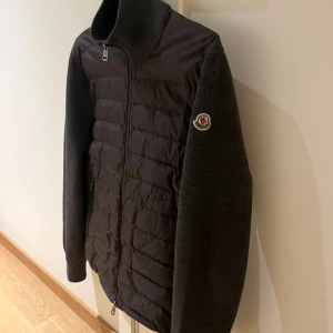 Monclear cardigan  - Jackan är ungefär 2 år gammal och  hyffsat sparsamt använd. Jackan är fläckfri och har ingen skada mer än att lappen inne i jackan har låssnat lite.