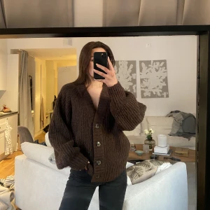 Brun stickad kofta - Brun tjockare stickad kofta. Superfin att båda ha helt knäppt bara som sen är eller öppen med en topp under!