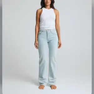 Blåa low waist jeans ifrån bik bok, tyvärr för små för mig därav inga bilder med de på💕💕knappt använda,  storlek 26/32, 300 kr (nypris 599)