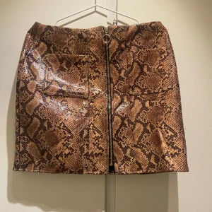 Faux läderkjol  - Snygg kjol från Boohoo i storlek L/M