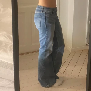 Bootcut jeans - Bootcut jeans från Hm. Säljer för att de inte kommer till användning. I bra skick, bara lite slitna längst ner i benen❤️de är i storlek 34 men passar nog även 36, skriv privat om du har några frågor eller för fler bilder❤️
