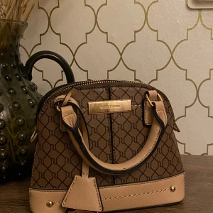 River island liten handväska  - En söt handväska från River Island, använd 1-2 ggr ( Ny skick) axelband tillkommer☺️