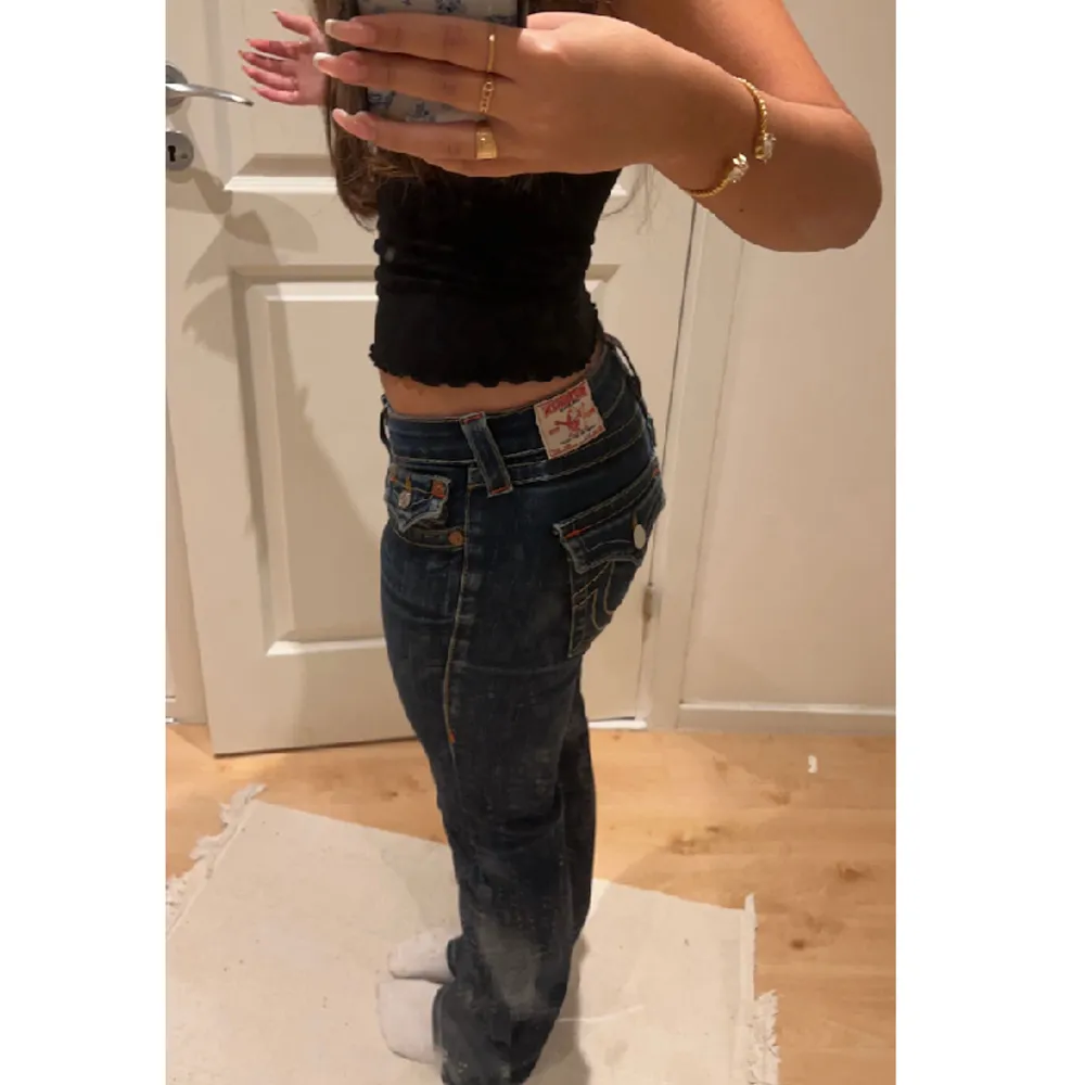 Säljer mina jättesnygga true religion jeans i modellen Billy🫶🏼 Jättebra skick och inga täcken på användning, köp direkt för 650kr+ frakt💗. Jeans & Byxor.