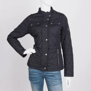 Barbour International Gairlochy quilted jacka - Knappt använd jacka från Barbour i så gott som nyskick. Perfekt vårjacka! Storlek 34. Nypris ca 2000:-
