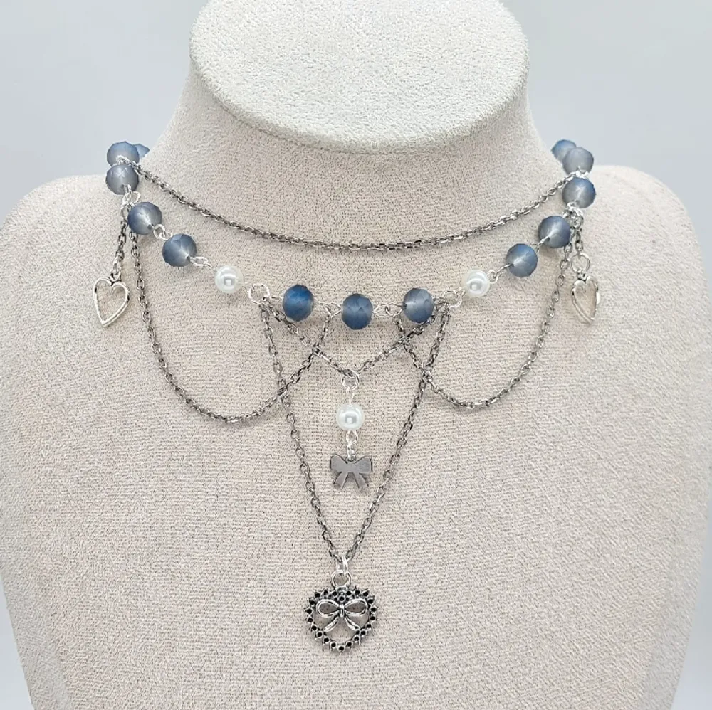 Handgjort halsband och exklusiv design🖤 Design av mig 💎Material- pärlor, rostfritt stål,  zinklegeringar och glas. Nickel fri. Längd: 38cm + 5cm, priset-180kr. Accessoarer.
