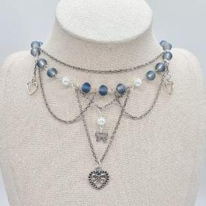 Handgjort halsband och exklusiv design🖤 Design av mig 💎Material- pärlor, rostfritt stål,  zinklegeringar och glas. Nickel fri. Längd: 38cm + 5cm, priset-180kr
