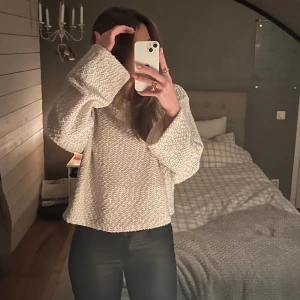 Tröja  - Fin beige vit tröja med långa armar, sparsamt använd! 
