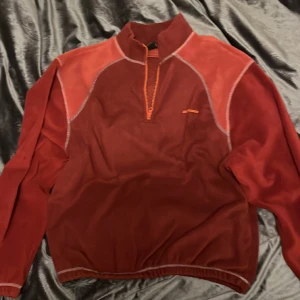 iets frans half zip fleece - Asfet röd half zip, knappt använd, nyskick. Orginalpris på UO 700kr