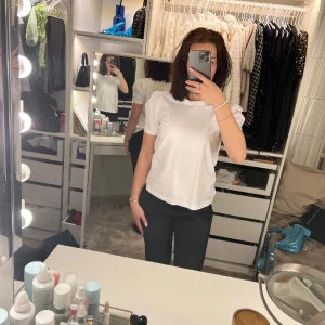 Casual kortärmad tröja, små ”axelpuffar” - Aldrig använd, prislapp kvar! Jätteskönt material!