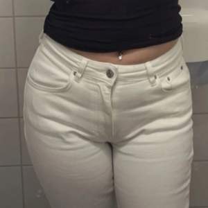 Vita bootcut jeans, storlek 38 petit. Passar någon runt 160cm, använd få tal gånger