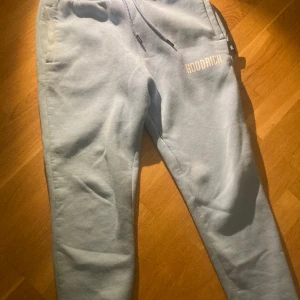 Hoodrich Byxor - 7/10 skick Ljusblå Storlek M Slutsålt överallt och går inte att hitta vad jag vet Finns också en Hoodie i en annan annons om man vill bära hela tracksuiten