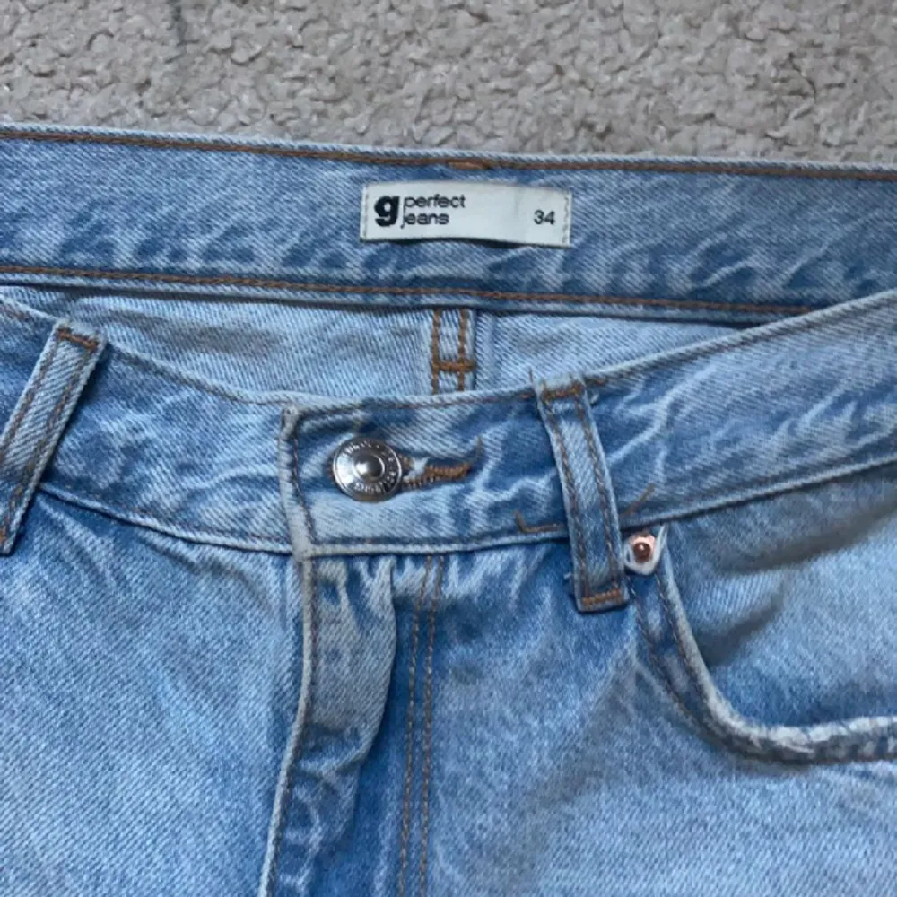 säljer dessa jätte fina jeans från ginatricot. Dom är i storlek 34 och bara använt fåtal gånger!. Jeans & Byxor.