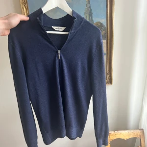 GRAN SASSO FULLZIP - Säljer denna riktigt fina Gran Sasso fullzip tröjan i 100% merino👍 Storlek 48, motsvarar S/M. Nypris: 2499kr, mitt pris:799kr! Tröjan är i toppskick, 9.5/10😁 Hör av er vid frågor eller bilder på osv.
