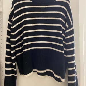 Randig tröja - Säljer min tröja från Gina som inte kommer längre till användning, ny pris 499kr tror ja inte helt säker 