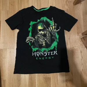Monster T-shirt  - Cool Monter t-shirt med tryck👊 fint skick