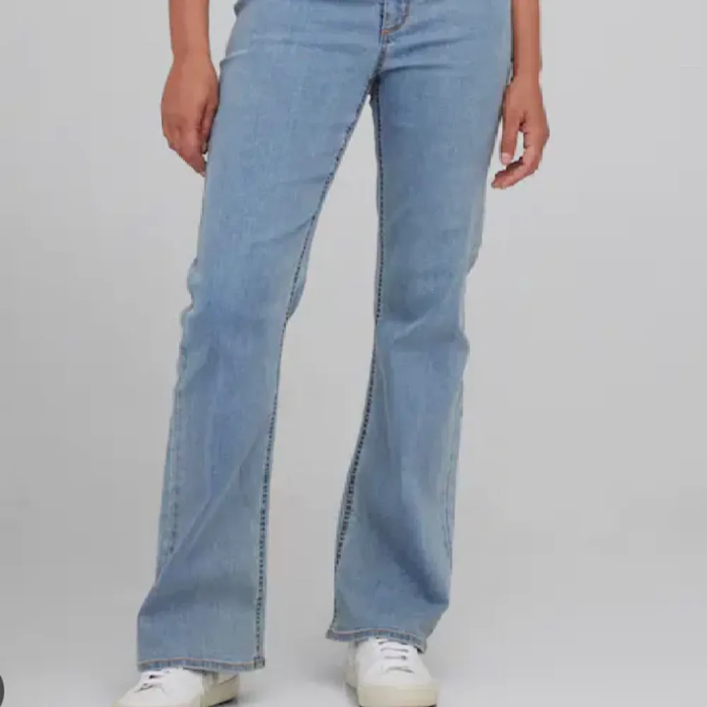 Säljer dessa bootcut jeansen som är för stora för mig! inga defekter!💛. Jeans & Byxor.