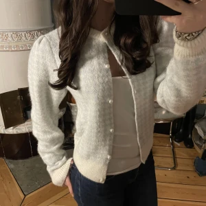 Vit kofta med mönster - Jättesöt kofta som knappt är använd💕 