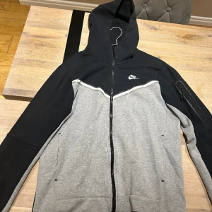 Nike tech fleece hoodie - Säljer min Nike tech hoodie, Då den inte kommit till användning. Skick 9/10, Nypris 1300 storlek M