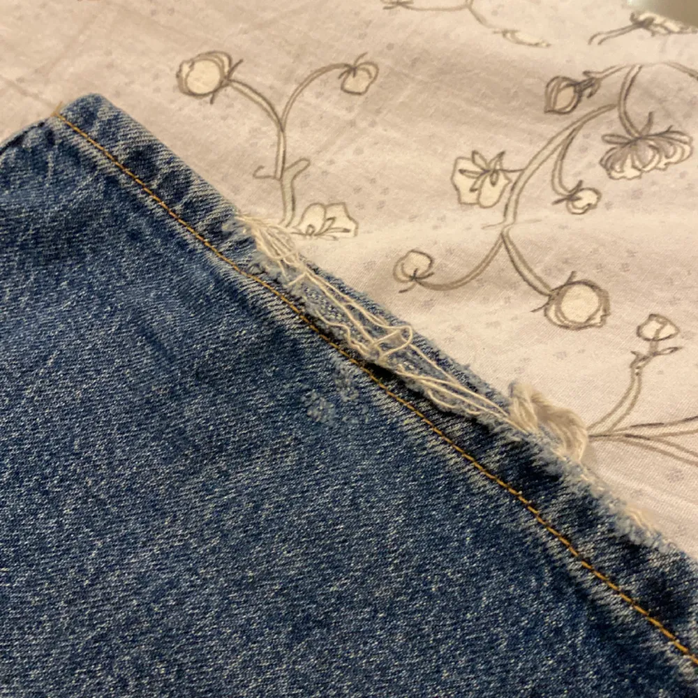 Säljer mina jeans från Gina tricot i modellen full length flare. Lite upptrampade längst ner vid hälarna men inget som är svårt att t.ex. klippa bort eller vika in. 200kr + frakt. Använd gärna köp nu, om du har frågor så är det bara att skriva 💕. Jeans & Byxor.