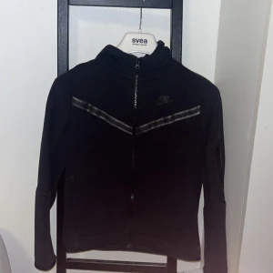 Nike Tech - Säljer min Nike tech fleece som är köpt på JD sports för 750kr säljer för 200kr. Storlek 147-158 Skick 8/10 Dm för mer information.