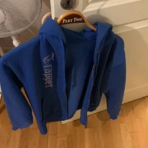 Kofta - Säljer denna rihnstone koftan från trapper den är använd någon gång, säljer på grund av att den inte används inga skador på den är i storlek s, säljer för 350kr ny pris är 800kr