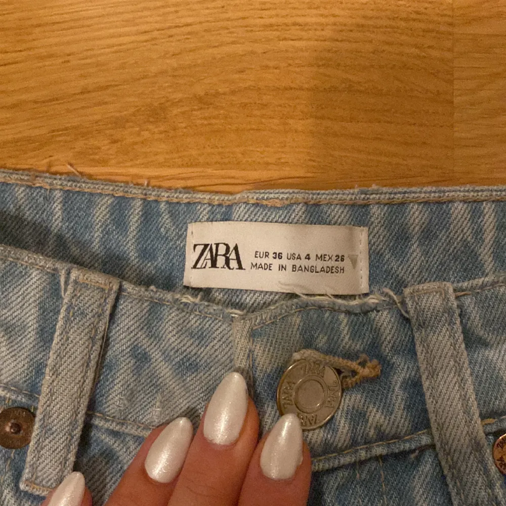Säljer mina midrise jeans från zara som inte längre finns kvar. Har knappt använt dessa, vilket är synd för dom är väldigt fina.🤍pris kan diskuteras!!. Jeans & Byxor.