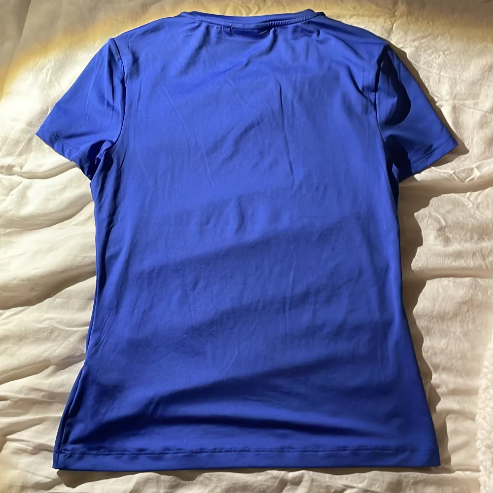 Snygg WEEKDAY t-shirt för halva priset av vad jag köpte den för, säljer pga att den inte kommer till användning längre och bara hänger i min garderob . T-shirts.