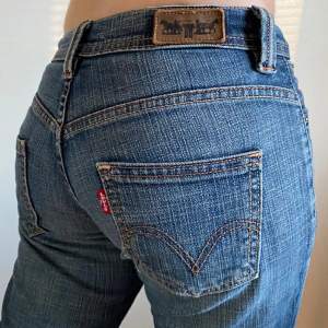 Lågmidjade jeans med utsvängda ben skit snygg 