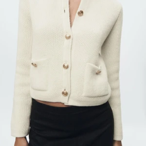 Vit kofta med guldknappar!! - Såå snygg kofta från Zara! Passar både till vardags och tillfällen man vill känna sig mer uppklädd! 🤵‍♂️ Storlek M men passar mig perfekt som vanligtvis har storlek S! Inte tight alls utan precis som man vill ha den! Nypris: 399 kr❤️‍🔥