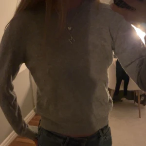 Grå cashmir tröja💕 - Säljer min supersnygga å världens skönaste gråa cashmir tröja från Carin Wester då jag har för många stickade tröjor💕 